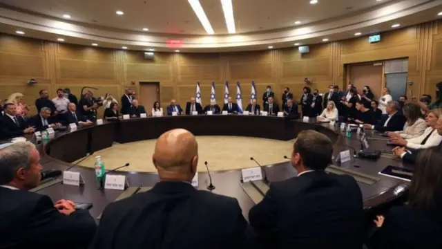 નવી ગઠબંધન સરકારમાં 27 કૅબિનેટ કક્ષાના મંત્રીઓ છે