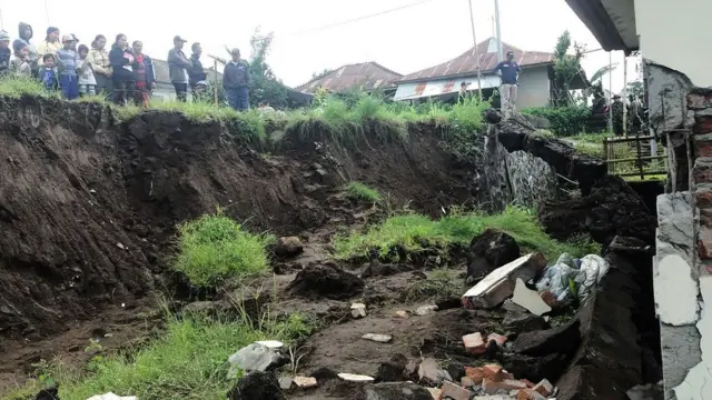 Bali, longsor, bencana alam