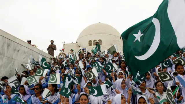 پاکستان کا 71واں یوم آزادی: تصاویر اور سوشل میڈیا پر - BBC News اردو