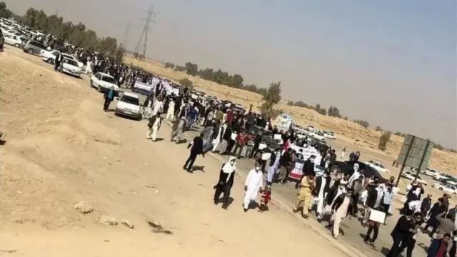 در ویدئوهایی که در شبکه‌های اجتماعی منتشر شد، معترضان در زاهدان در حال سنگ انداختن به سمت کامیون‌های افغانستان دیده می‌شدند. آن‌ها به دریافت نکردن این حقابه و باز نکردن دریچه‌های سد کمال خان به سمت ایران اعتراض کرده بودند