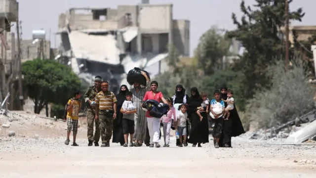 صورة لعدد من النازحين