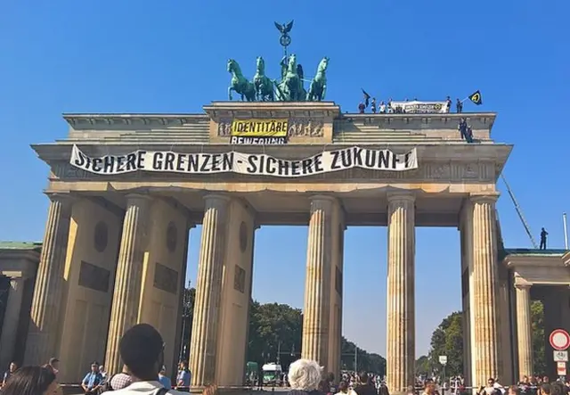 Grup Brandenburg Kapısına da "Sınırlarını koru - Geleceğini koru" sloganını astı.