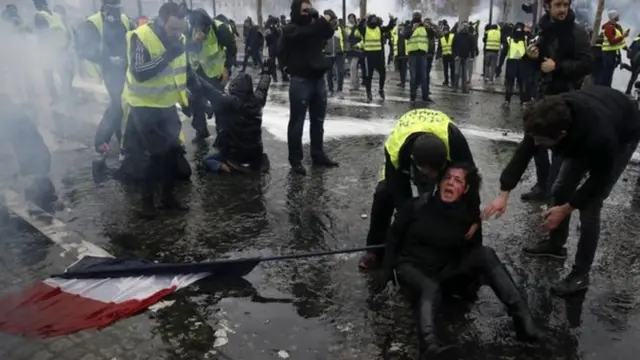 ఫ్రాన్స్ భగ్గు