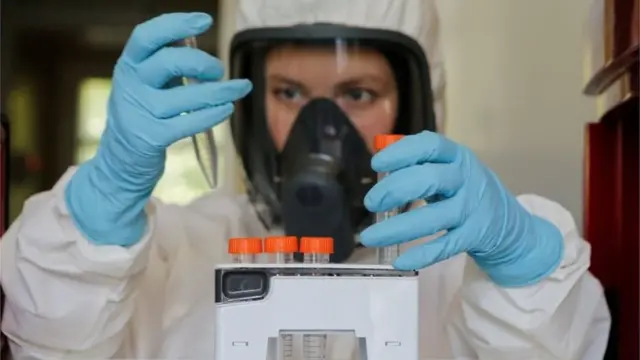 Una mujer en un laboratorio médico