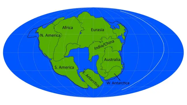 Pangaea Ultima est toujours entourée d'un immense océan, mais possède une mer centrale en son sein.