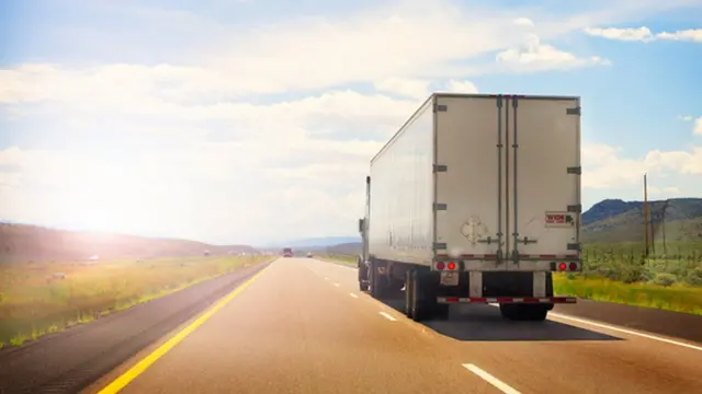 Camión en ruta estadounidense.