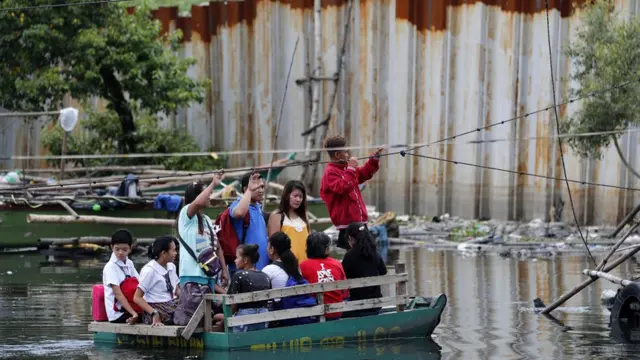 Затопленный город Бакур, к югу от Манилы.