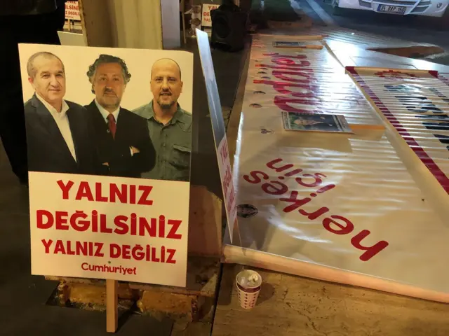 Silivri Cezaevi yakınlarındaki bir tesiste, yakınları ve arkadaşları Ahmet Şık ile Murat Sabuncu'yu beklerken