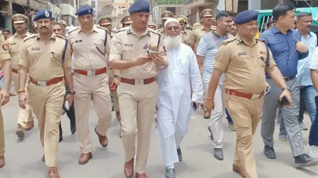 கான்பூரில் போலீஸ் அதிகாரிகள் ரோந்து