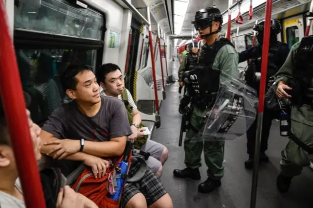 ဆန္ဒပြသူတွေ ပါမပါ ရထားပေါ်လိုက်စစ်နေတဲ့ ရဲတွေ
