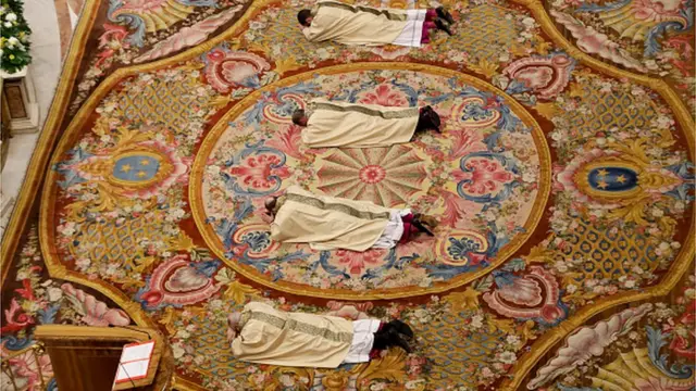 Wasu sabbin limaman coci da Fafaroma Francis ya kara wa girma sun kwanta a lokacin da Fafaroman ya ke jawabi