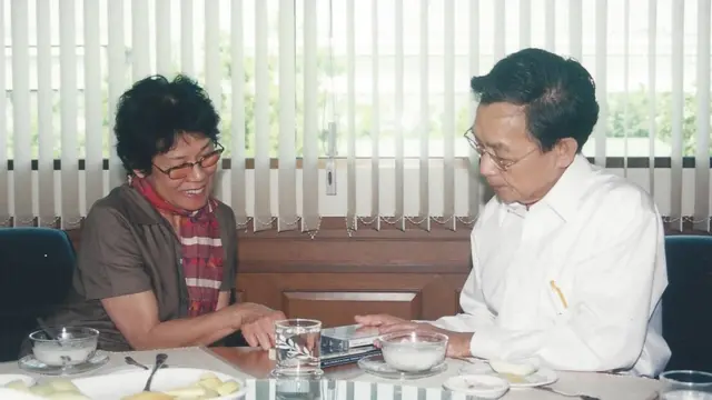 นางรงค์รุจา สีห์สุรไกร และนายชวน หลีกภัย อดีตนายกรัฐมนตรี