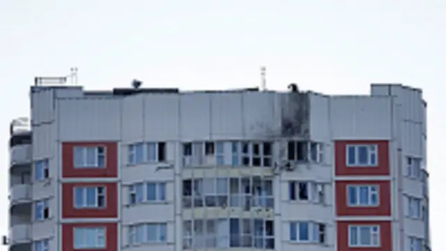 أحد المباني المتضررة في موسكو.