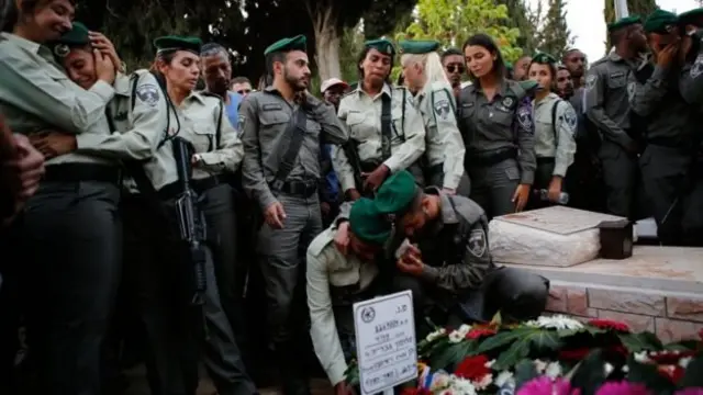 Pendukung peraturan menyatakan pembayaran PA "suatu pernyataan dukungan terhadap aksi teror".