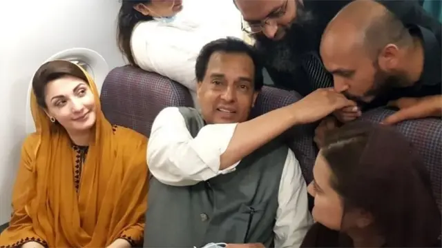 कराची से लाहौर लौटते हुए मरियम नवाज़ और उनके पति कैप्टन (रि.) मोहम्मद सफ़दर