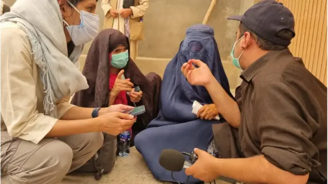 తమ గోడు వెళ్లబోసుకుంటున్న అఫ్గాన్ మహిళలు