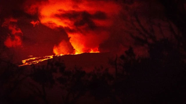 Erupção do Mauna Loa, à noite, mostrando magma derretido