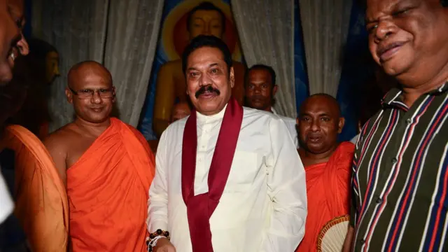 প্রধানমন্ত্রীর শপথ নেয়ার পর ধর্মীয় নেতাদের আশীর্বাদ নিতে ছুটে যান রাজাপাক্সে