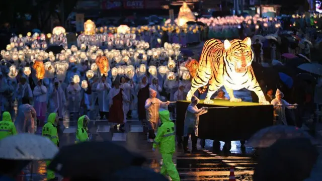 جشنواره سالانه فانوس و رژه به مناسبت تولد بودا هر سال در ماه مه در معابد کره جنوبی برگزار می‌شود