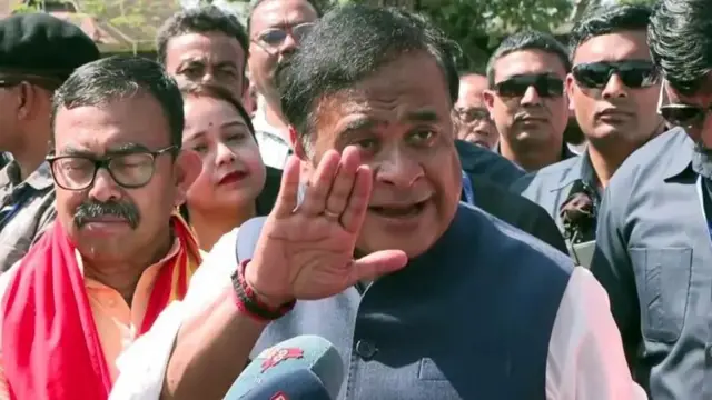 ਮੀਡੀਆ ਨੂੰ ਸੰਬੋਧਨ ਕਰਦਿਆਂ ਹੇਮੰਤ ਬਿਸਵਾ ਸਰਮਾ, ਪਿੱਛੇ ਸੁਰੱਖਿਆ ਮੁਲਾਜ਼ਮ ਅਤੇ ਹੋਰ ਲੋਕ ਨਜ਼ਰ ਆ ਰਹੇ ਹਨ।