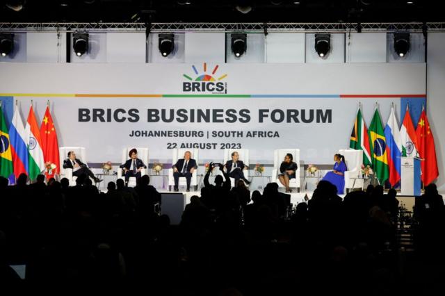 Panel de discusión en el Foro Empresarial de los BRICS 2023 en Sandton el 22 de agosto de 2023. 