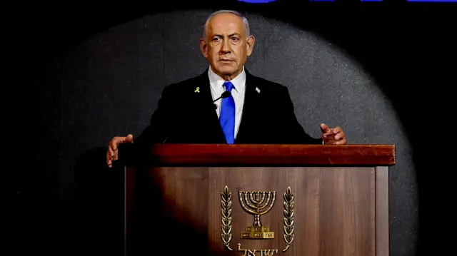 رئيس الوزراء الإسرائيلي بنيامين نتنياهو يلقي بياناً خلال حفل استقبال يوم الاستقلال الأمريكي، المعروف باسم الاحتفال السنوي بـ "الرابع من يوليو"، الذي استضافته نيوزماكس في القدس في 13 أغسطس/آب 2025. 