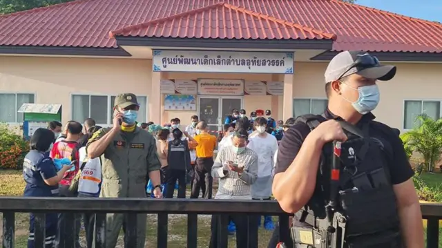 '﻿Yan-sanda suna gadin makarantar yayin da iyayen yaran da aka kashe suka isa can