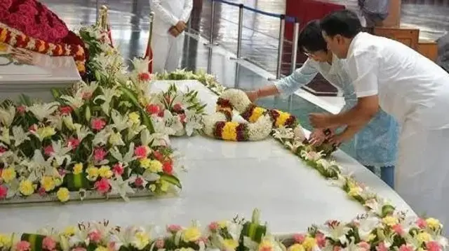 ਡੇਨਿਸ ਰੋਡਰਿਗਜ਼ ਸੱਤਿਆ ਸਾਈਂ ਬਾਬਾ ਦੀ ਮਹਾ ਸਮਾਧੀ ਉੱਤੇ ਫੁੱਲ ਚੜ੍ਹਾਉਂਦੇ ਹੋਏ