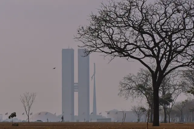 A foto mostra a Esplanada dos Ministérioscassino online neymarBrasília e um céu acinzentando.