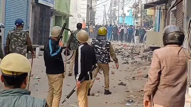 संभल में हिंसा के दौरान पत्थरबाज़ी भी हुई थी. (24 नवंबर, 2024)