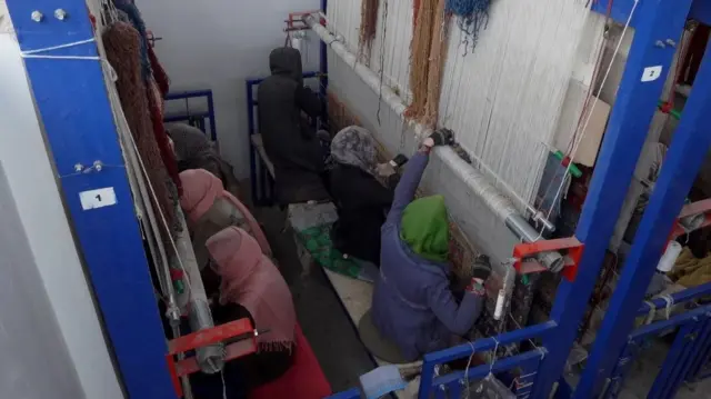 Wengi wa wafumaji walilazimishwa kuacha elimu au taaluma