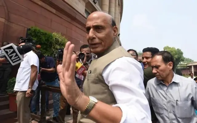 भारताचे संरक्षण मंत्री राजनाथ सिंह यांनी अमेरिकेच्या संरक्षण मंत्र्यांशी फोनवर बोलणं झाल्याची माहिती दिली आहे.