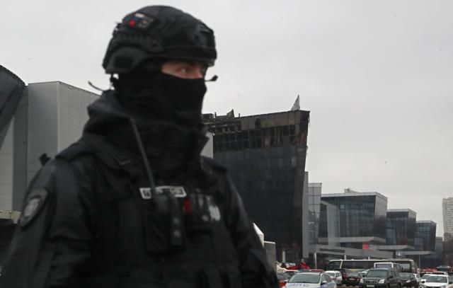 Працівник російського спецпідрозділу біля будівлі “Крокуса”