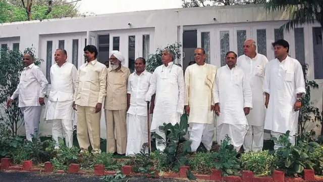 हरकिशनसिंग सुरजीत यांना आघाडीच्या राजकारणातील अग्रणी आणि मार्गदर्शक म्हणूनही ओळखलं जातं.