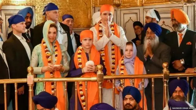 ਕੈਨੇਡਾ ਦੇ ਪ੍ਰਧਾਨ ਮੰਤਰੀ ਜਸਟਿਨ ਟਰੂਡੇ ਆਪਣੇ ਪਰਿਵਾਰ ਨਾਲ ਦਰਬਾਰ ਸਾਹਿਬ ਅੰਮ੍ਰਿਤਸਰ ਵਿੱਚ ਦਰਸ਼ਨ ਕਰਦੇ ਹੋਏ