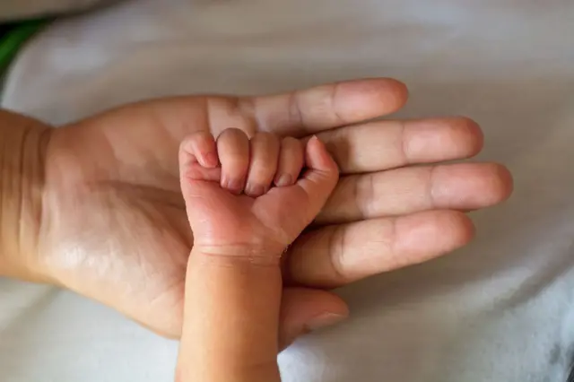 இறந்த மகனின் விந்தணு மூலம் பேரக்குழந்தை பெற விரும்பும் பெற்றோர் - 4 ஆண்டு சட்டப் போராட்டம் வெற்றி