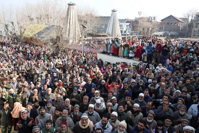 श्रीनगर की हज़रबत दरगाह पर श्रद्धालुओं की भीड़ 