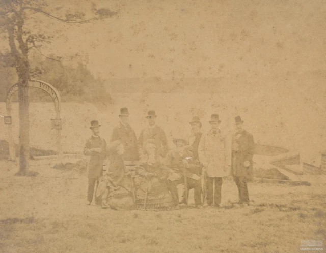 Foto envelhecida mostra grupo em gramado