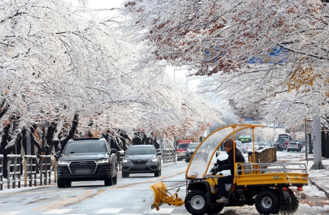 출근길 제설 작업 진행 중인 모습