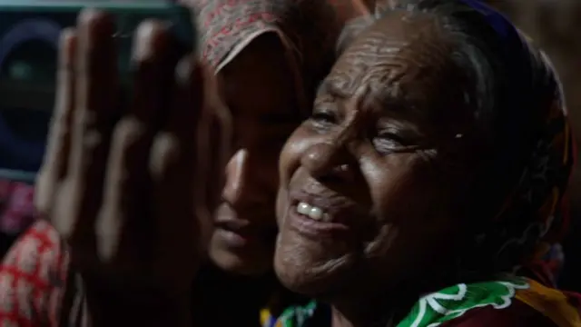 Sakina Begum parle à sa famille sur un téléphone portable.