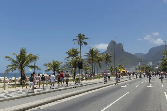 Pessoas caminhandoafiliado novibetcalçadão e rua