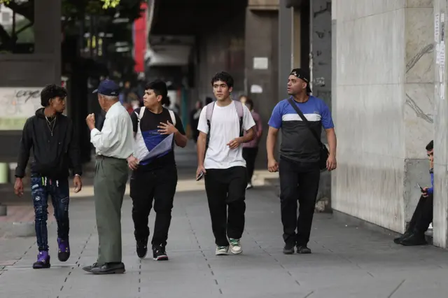 Venezolanos caminando por Caracas.