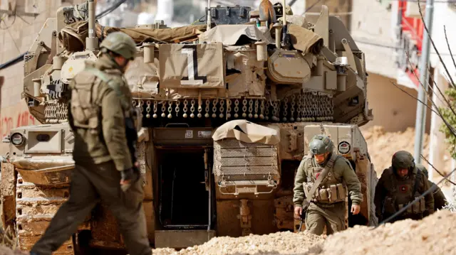 جنود إسرائيليون يشاركون في عملية بالقرب من مخيم جنين بالضفة الغربية المحتلة