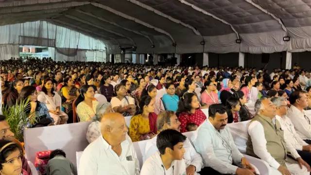 विद्रोही साहित्य संमेलनाच्या पूर्वसंध्येला एकपात्री प्रयोग पाहण्यासाठी जमलेली माणसं.