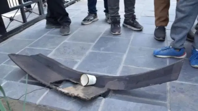 विमानतळाच्या बाजूच्या रहिवाशी भागात अजूनही विमानातलं सामान पडलेलं आहे