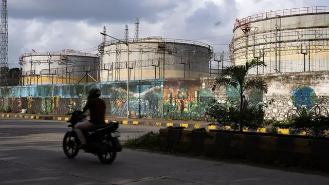 भारत की एक तेल रिफ़ाइनरी.