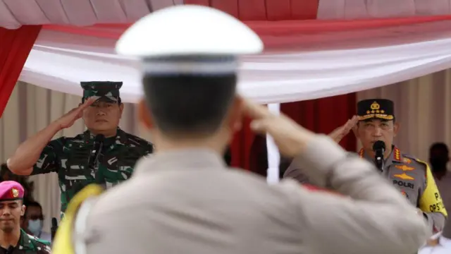 Kapolri Jenderal Listyo Sigit (kanan) didampingi Panglima TNI Jenderal TNI Angkatan Laut Yudo Margono (kiri) memimpin panggilan pasukan "Operasi Lilin 2022" 