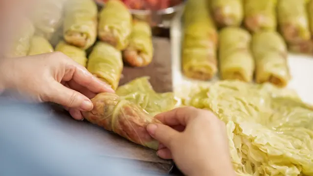 etli lahana dolması saran bir el. 