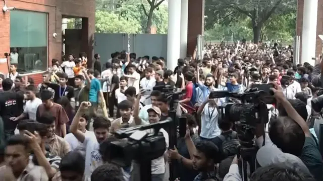 মঙ্গলবার বিক্ষোভের একপর্যায়ে সচিবালয়ের ভেতরে ঢুকে পড়েন বিক্ষোভকারীরা