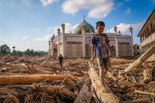 Pondok Pesantren Darul Mukhlishin pascabanjir bandang di Desa Tanjung Karang, Karang Baru, Kabupaten Aceh Tamiang, Aceh, Jumat (5/12/2025).